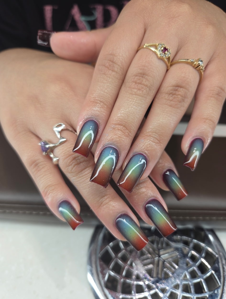 Long coffin nails in a red-to-teal color-shift ombr&eacute;